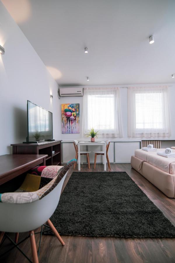 5 Star Central Studio Skopje Esterno foto