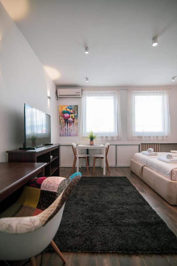 5 Star Central Studio Skopje Esterno foto